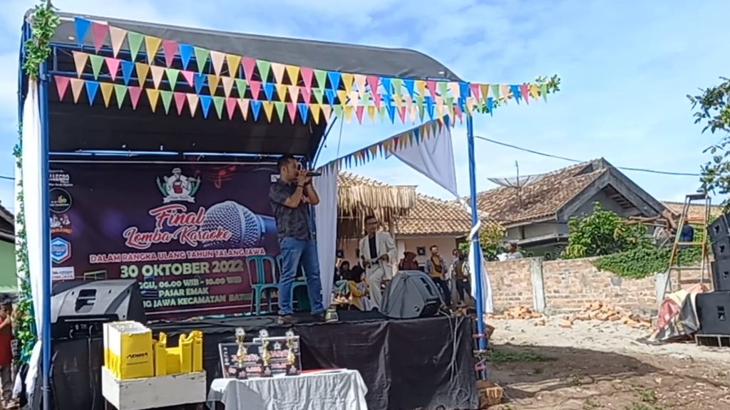 Pasar Emak mengadakan final lomba Karaoke dalam rangka memeriahkan Hari Ulang Tahun Talang Jawa yang berlangsung di lapangan Pasar Emak, Minggu (30/10/2022). 