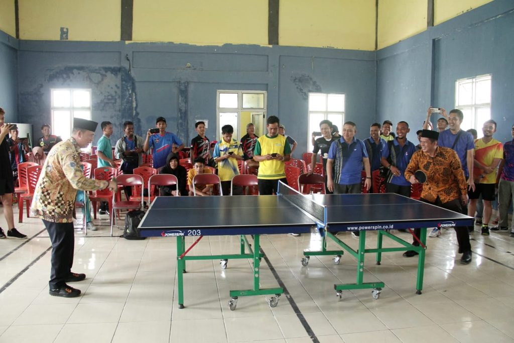 PJ Bupati OKU lakukan pembukaan Tyurnamen Tenis Meja pada HUT ke-7 Kecamatan Kedaton Peninjauan Raya. Foto Humas Pemkab OKU.