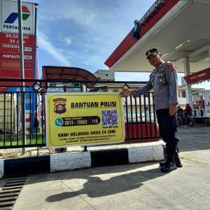 Kapolsek Lubukbatang AKP Marjuni SE MSi dan anggota sedang memasang sticker dan banner di tempat layana umum dan SPBU. Foto dokumen Polres OKU