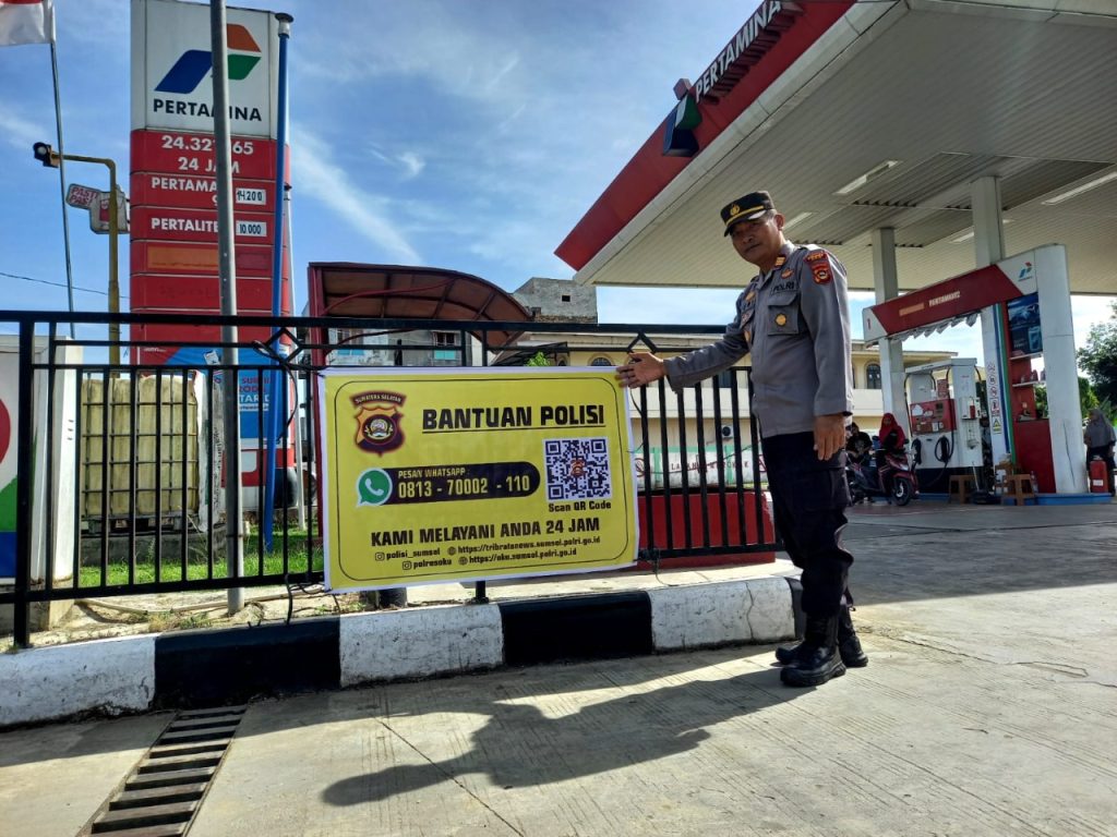 Kapolsek Lubukbatang AKP Marjuni SE MSi dan anggota sedang memasang sticker dan banner di tempat layana umum dan SPBU. Foto dokumen Polres OKU