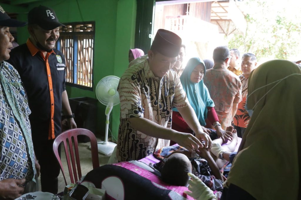 Pj Bupati OKU meninjau kegiatan bhakti sosial berupa khitanan dan pengobatan masal.