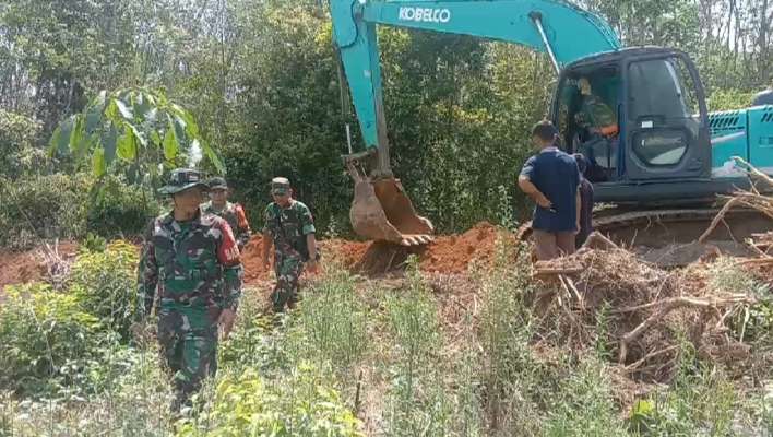 Jajaran Kodim 0403/OKU bersama Poktan tengah mengerjakan pembuatan kolam demplot di Desa Marta Jaya Kecamatan Lubuk Raja OKU. Foto Kanalberita.id / Apriansyah