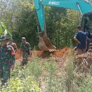 Jajaran Kodim 0403/OKU bersama Poktan tengah mengerjakan pembuatan kolam demplot di Desa Marta Jaya Kecamatan Lubuk Raja OKU. Foto Kanalberita.id / Apriansyah