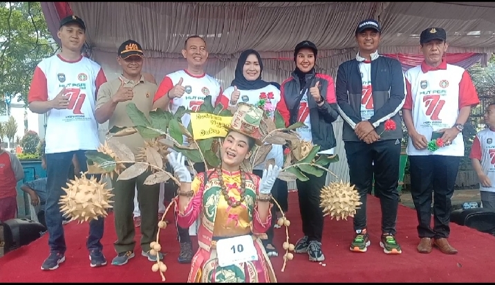 Pj Bupati OKU H Teddy Meilwansyah SSTP MM Mpd dan Kapolres OKU AKBP Danu Agus Purnomo SIK di foto bersama  ketua regu Drumbend yang mengenakan asesoris buah reflika durian acara Parade Drumband  Sabtu (19/11/2022). Foto Kanalberita.id / Apriansyah