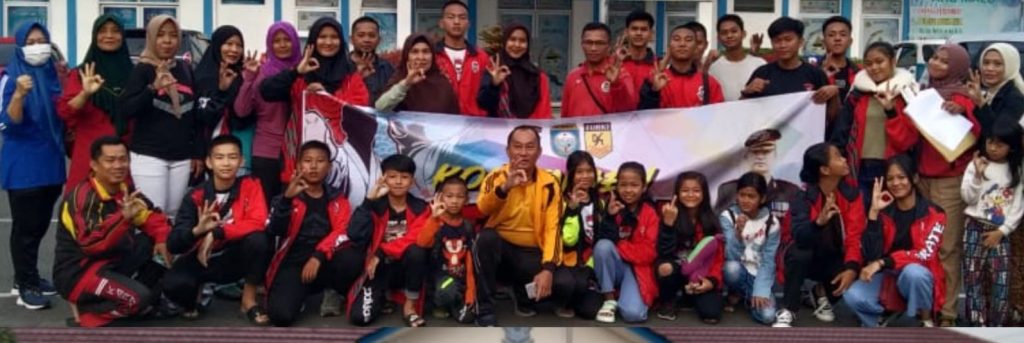 : Kapolres OKU AKBP Danu Agus Purnomor SIK diwakili Kabag Ren AKP Adi Sapril SH MH melepas kontingen atlit Karate OKU ke Kapolda Cup 2022 di Gor Jaka baring Palembang. Foto dokumen Humas Polres