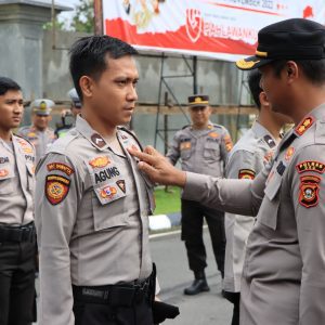 Kapolres OKU Polda Sumsel AKBP Danu Agus Purnomo SIK, melaksanakan kegiatan pemeriksaan Gampol dan Sikap Tampang terhadap Personel Polres OKU, Senin (28/11/2022). Foto dokumen polisi