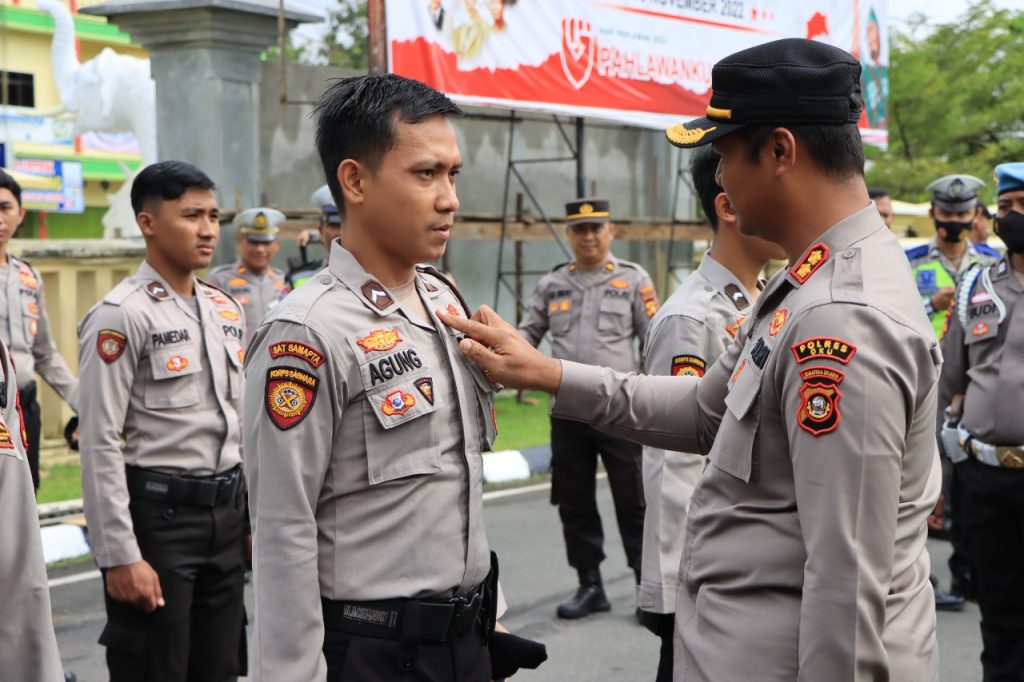 Kapolres OKU Polda Sumsel AKBP Danu Agus Purnomo SIK, melaksanakan kegiatan pemeriksaan Gampol dan Sikap Tampang terhadap Personel Polres OKU, Senin (28/11/2022). Foto dokumen polisi