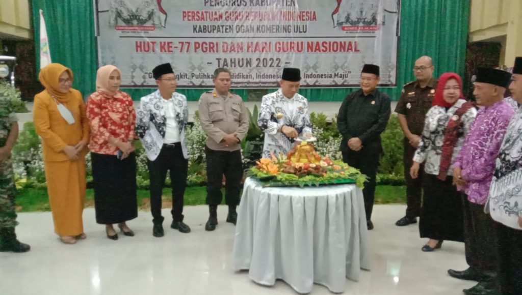 PJ Bupati OKU  yang juga Ketua PGRI, H Teddy Meilwansyah SSTP MM  MPd lakukan pemotongan tumpeng HUT PGRI ke-77 dan HGN 2022. Kanalberita.id / Apriansyah