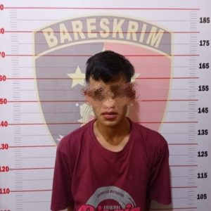 Tersangka Hengki Sutiawan, salah satu pelaku pencuri di warung kopi Upik saat diamankan polisi. Foto dokumen polisi