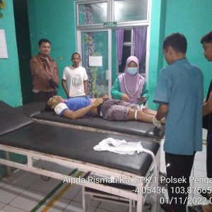 Korban saat dirawat oleh tim medis Puskesmas Pengandonan. Foto dokumen polisi