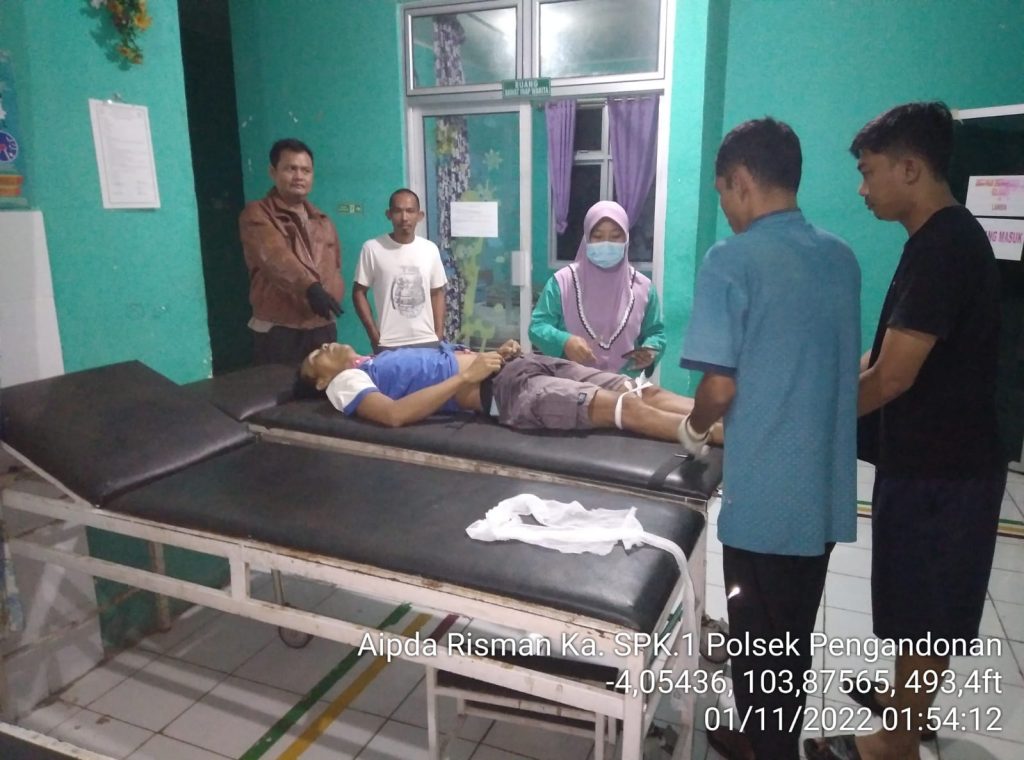 Korban saat dirawat oleh tim medis Puskesmas Pengandonan. Foto dokumen polisi