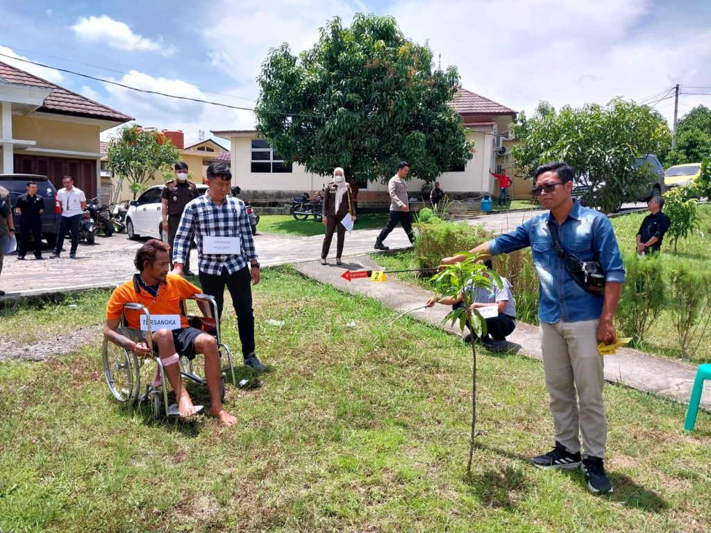 Rekosntruksi kasus pembunuhan sekretaris BPD Karang Dapo di halaman Mapolres OKU Selasa (1/11/2022) foto: dokumen polisi.