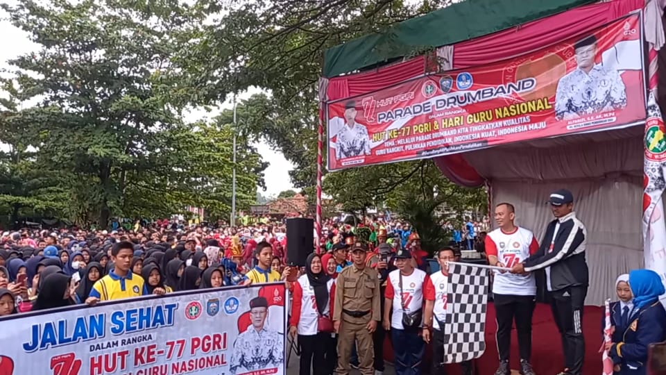 Sebanyak 15.000 guru dan siswa yang ada di kabupaten Ogan Komering Ulu mengikuti jalan sehat dalam rangka memeriahkan hari Guru Nasional (HGN) dan HUT PGRI ke-77 Tahun 2022