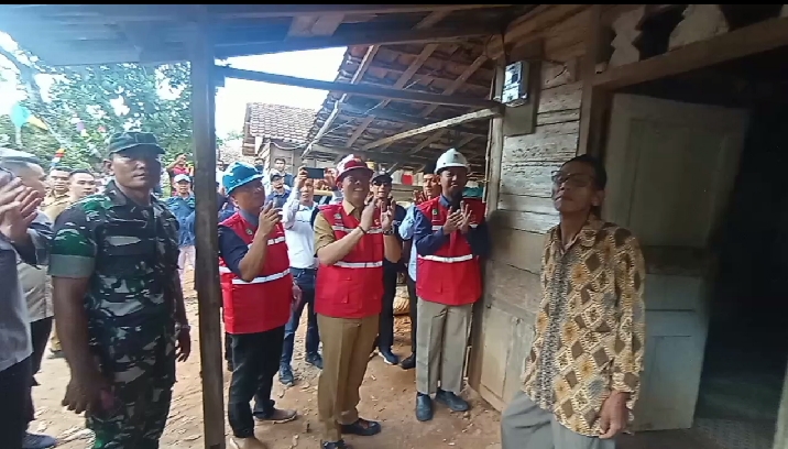 PJ Bupati OKU H Teddy Meilwansyah SSTP MM MPd bersama Manager Keuangan dan Admistrasi Wahyu Ismardianto melakukan penyalaan perdana listrik dirumah warga Dusun 6 Desa Sleman. Foto Kanalberita.id / Apriansyah