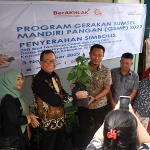 Kadin Kebudayaan dan Pariwisata Sumsel DR Aufa S Sarkomi MSc membagikan secara simbolis bibit cabai dan cung/rampai kepada masyarakat di Kelurahan 32 Ilir Kecamatan Ilir Barat II Palembang. Foto dokumen Disbudpar Sumsel