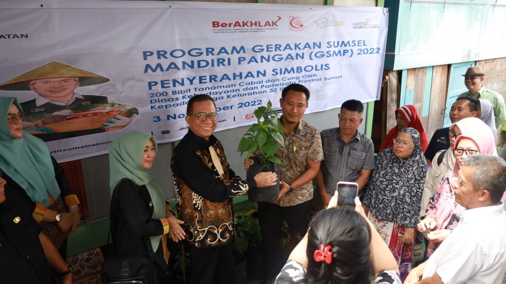 Kadin Kebudayaan dan Pariwisata Sumsel DR Aufa S Sarkomi MSc membagikan secara simbolis bibit cabai dan cung/rampai kepada masyarakat di Kelurahan 32 Ilir Kecamatan Ilir Barat II Palembang. Foto dokumen Disbudpar Sumsel