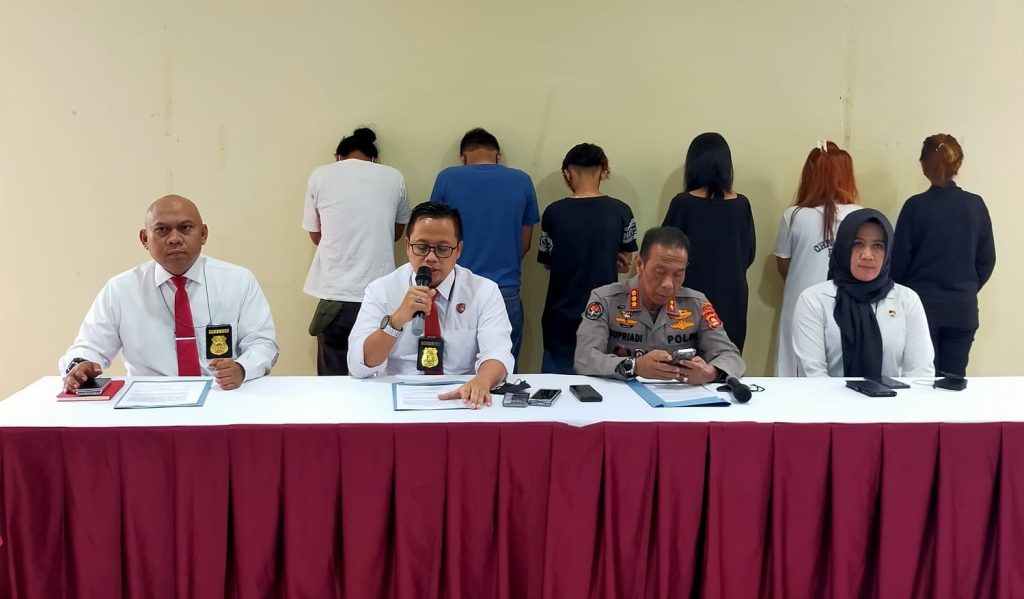 Dirreskrimum Polda Sumsel, Kombes Pol Muhammad Anwar Reksowidjojo SIK SIK gelar rilis di Ruang Press Release Gedung Presisi Polda Sumsel. Foto Dokumen Polisi