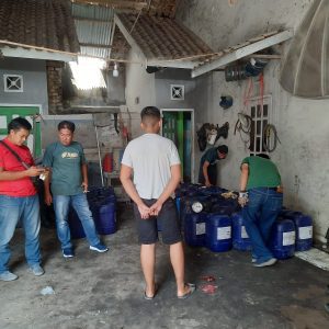 Lima pelaku penimbun BBM jenis solar berikut barang bukti diamankan di Polsek Baturaja Timur. Foto dokumen Polres OKU.