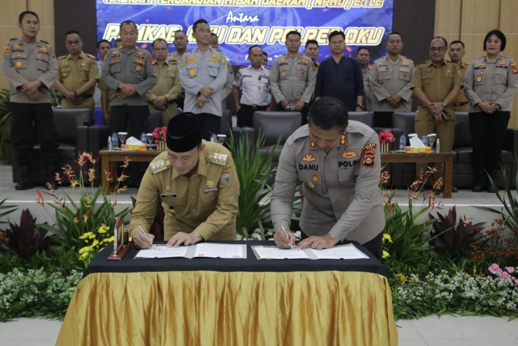 Pj Bupati OKU H Teddy Meilwasnyah SSTP MM Mpd dan Kapolres OKU ABKP Danu Agus Purnomo SIK saat penandatangan NPHD pemasangan E-TLE. Foto dokumen Humas Pemkab OKU