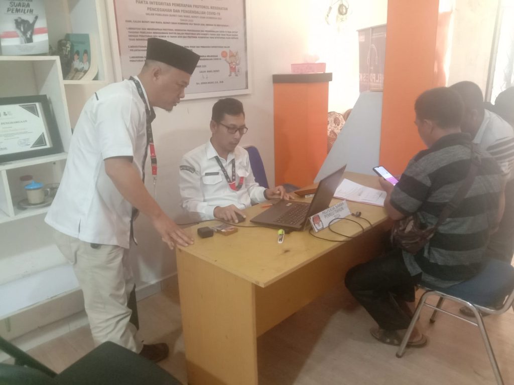 Divisi Sosialisasi Pendidikan Pemilih Partisipasi Masyarakat dan SDM, Donny Mardiyanto SH memantau langsung pendaftaran calon anggota PPK. Foto Kanalberita.id / Apriansyah