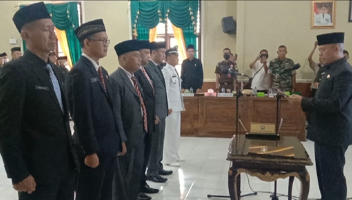 Pj Bupati OKU H Teddy Meilwansyah melantik dan mengambil sumpah enam pejabat dilingkunganj Pemerintah Kabupaten Ogan Komering Ulu. Foto Kanalberita.id / Apriansyah