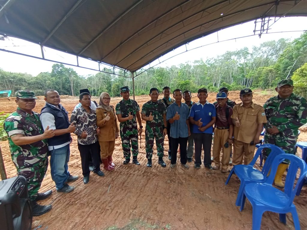 Danrem 044/GAPO Brigjen TNI M Naudi Nurdika SIP MSi MTr (Han) didampingi Dandim 0403/OKU bersama Kelompok Pembudidaya Ikan Mandiri Jaya Desa Marta Jaya Kecamatan Lubukraja OKU. Kanalberita.id / Apriansyah