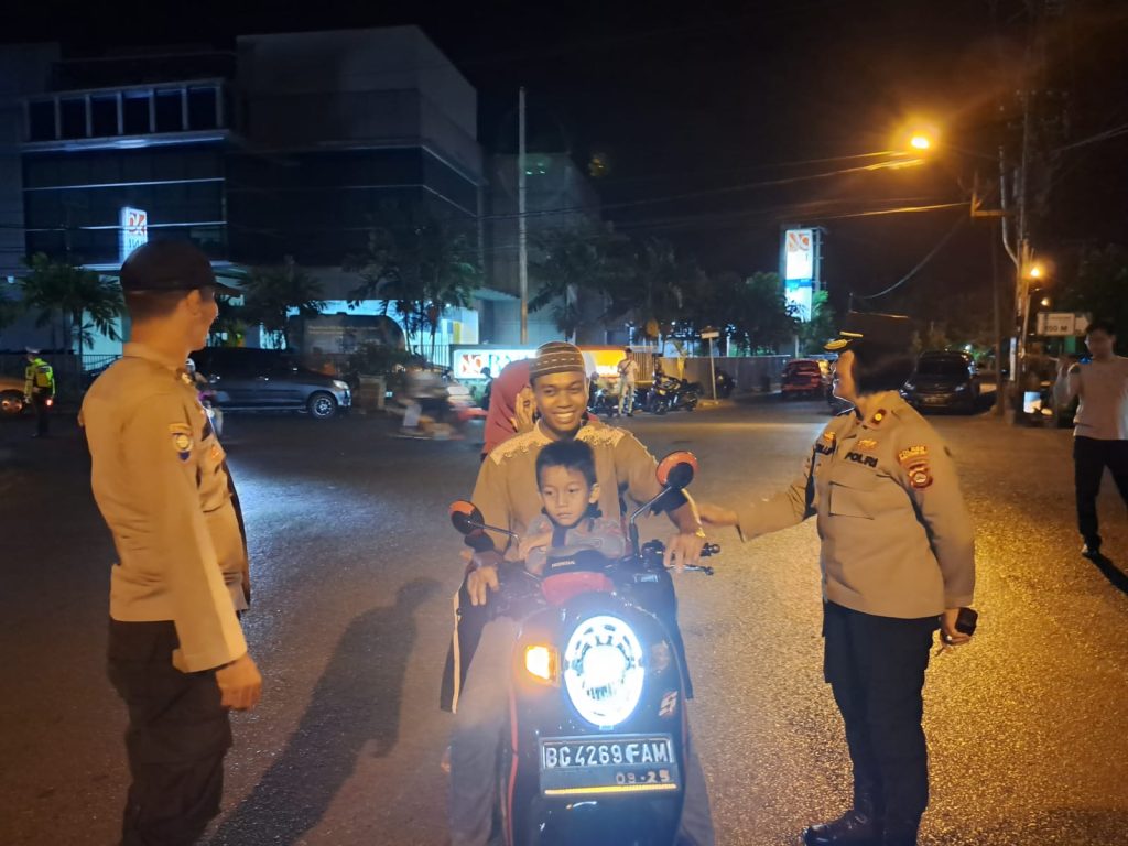 Wakapolres OKU Kompol Farida Aprillah, SH dan Kabag Ops Polres OKU Kompol Liswan Nurhapis, SH bersama Tim SOC tetap melayani walaupun di hari libur. Foto dokumen polisi