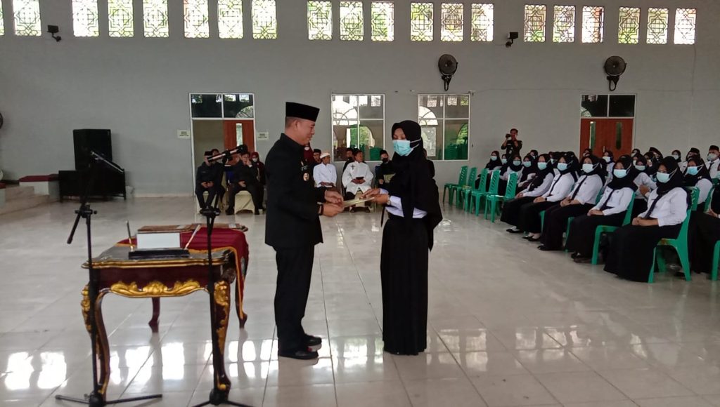 Penjabat Bupati OKU H Teddy Meilwansyah mengambil sumpah 399 Pegawai Negeri Sipil di lingkungan Pemkab OKU. Foto Kanalberita.id / Apriansyah.