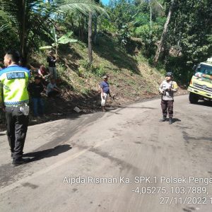 Kasat Lantas Polres OKU AKP Dwi Karti Astuti SH bersama anggota melakukan contraflow di di Perbatasan Simpang Meo dan Simpang 4 Sukajadi (Perbatasan OKU-Mueraenim). Foto dokumen polisi.