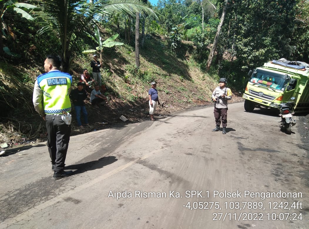 Kasat Lantas Polres OKU AKP Dwi Karti Astuti SH bersama anggota melakukan contraflow di di Perbatasan Simpang Meo dan Simpang 4 Sukajadi (Perbatasan OKU-Mueraenim). Foto dokumen polisi.