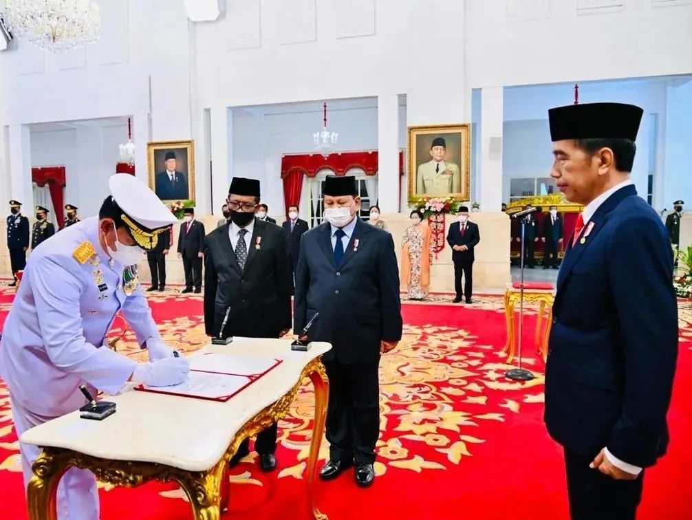 Presiden Joko Widodo secara resmi melantik Laksamana Yudo Margono sebagai Panglima Tentara Nasional Indonesia (TNI) di Istana Negara, Senin (19/12/2022). (foto: Puspentni