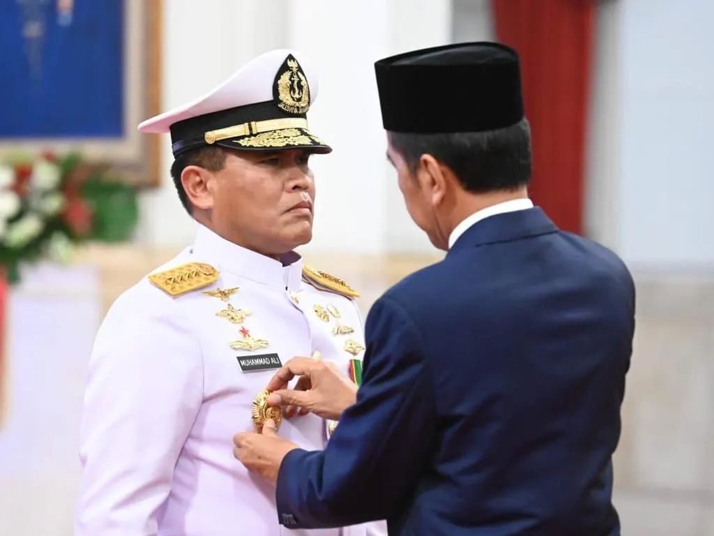 Presiden Joko Widodo secara resmi melantik Laksamana Yudo Margono sebagai Panglima Tentara Nasional Indonesia (TNI) di Istana Negara, Senin (19/12/2022).