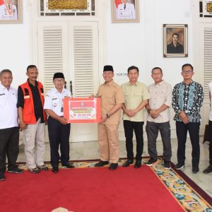 Penjabat Bupati Oogan Komering Ulu Propinsi Sumatera Selatan, H Teddy Meilwansyah SSTP MM MPd mengantarkan bantuan uang Rp 350 juta langsung ke lokasi bencana alam Kabupaten Cianjur Provinsi Jawa Barat. Foto dokumen humas Pemkab OKU.