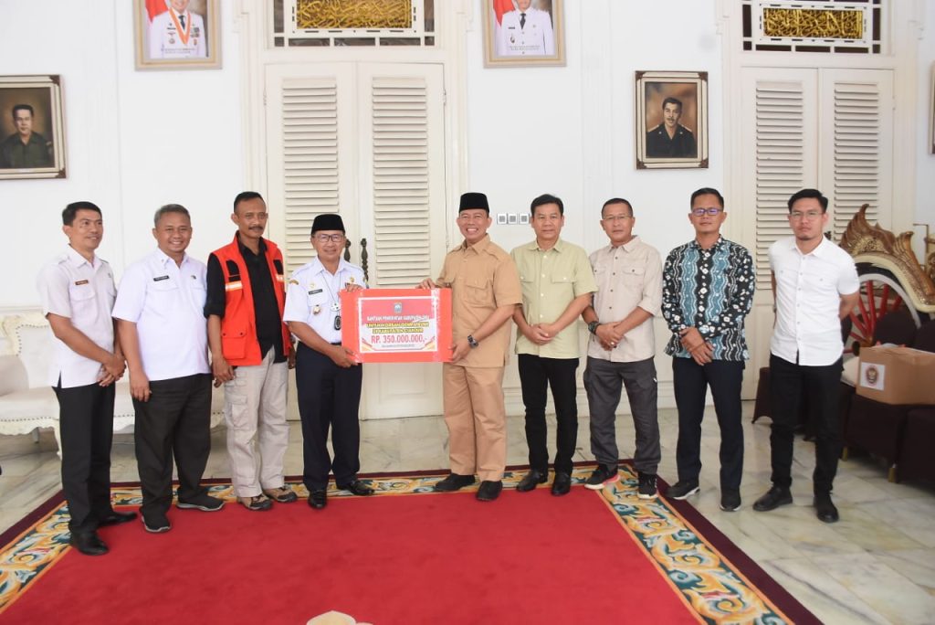 Penjabat Bupati Oogan Komering Ulu Propinsi Sumatera Selatan, H Teddy Meilwansyah SSTP MM MPd mengantarkan bantuan uang Rp 350 juta langsung ke lokasi bencana alam Kabupaten Cianjur Provinsi Jawa Barat. Foto dokumen humas Pemkab OKU.