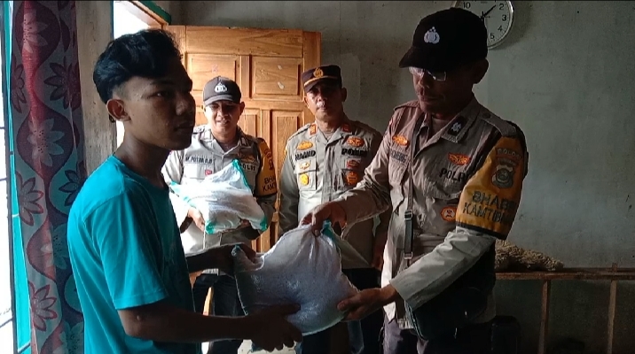 Jajaran Polsek Baturaja Timur Polres OKU Polda Sumsel dipimpin langsung Kapolsek AKP Hamid SH  bersama  personil menyalurkan bantuan kepada  4 bersaudara  yang  berjuang  bertahan hidup pasca ditinggal orang tuanya. Foto Kanalberita.id / Apriansyah