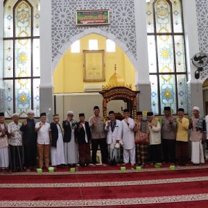 Kapolres OKU Polda Sumsel AKBP Danu Agus Purnomo SIK MH saat melakukan kegiatan Jum’at Curhat di Masjid Nurul Falah Kelurahan Sukajadi Kecamatan Baturaja Timur OKU Jumat (30/12/2022). Foto dokumen Humas Polres OKU