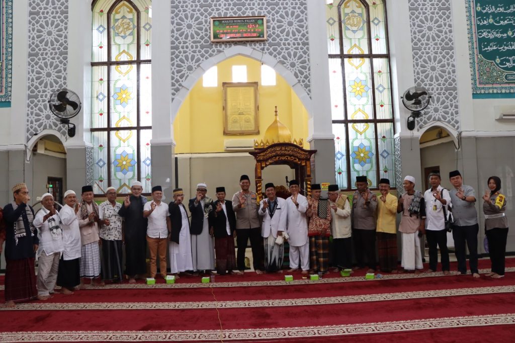 Kapolres OKU Polda Sumsel AKBP Danu Agus Purnomo SIK MH saat melakukan kegiatan Jum’at Curhat di Masjid Nurul Falah Kelurahan Sukajadi Kecamatan Baturaja Timur OKU Jumat (30/12/2022). Foto dokumen Humas Polres OKU