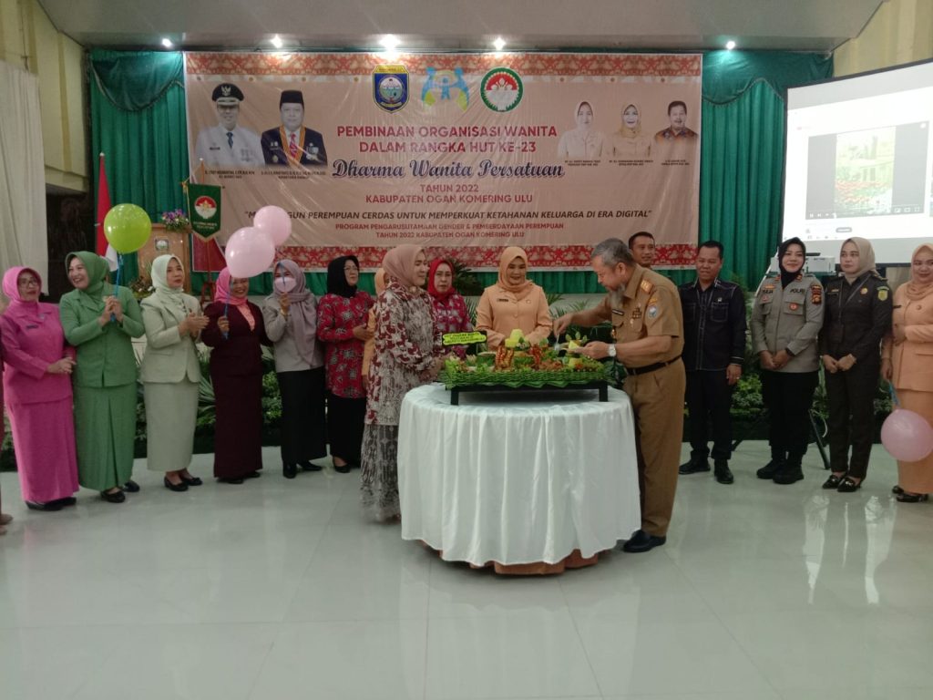 Sekda OKU DR H Achmad Tarmizi memotong nasi tumpeng pada HUT DWP ke 23 di Kabupaten OKU. Foto diambil di Gedung Kesenian Baturaja Selasa (13/12/2022). Kanalberita.id / Apriansyah