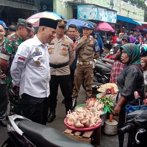 Kapolres OKU Polda Sumsel AKBP Danu Agus Purnomo SIK MH dan Pj Bupati Ogan Komering Ulu H Meilwansyaah SSTP MM MPd melakukan sidak (inspeksi mendadak) harga kebutuhan pokok. Foto Kanalberita.id / Apriansyah