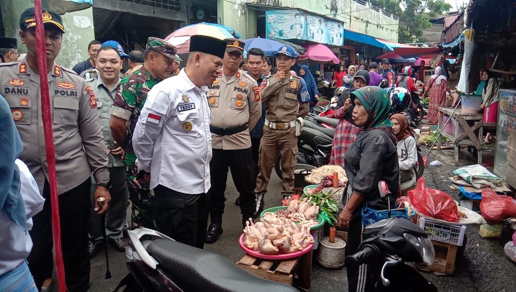 Kapolres OKU Polda Sumsel AKBP Danu Agus Purnomo SIK  MH dan Pj Bupati Ogan Komering  Ulu  H Meilwansyaah SSTP MM MPd melakukan sidak (inspeksi mendadak)  harga kebutuhan pokok. Foto Kanalberita.id / Apriansyah