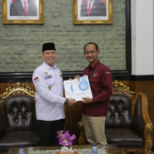 Kepala BPS OKU Mukti Riadi SST MSi saat melakukan audiensi dengan Pj Bupati OKU H Teddy Meilwansyah SSTP MM MPd pendopo rumah dinas Bupati OKU, Selasa (27/12/2022). Foto dokumen Humas Pemkab OKU