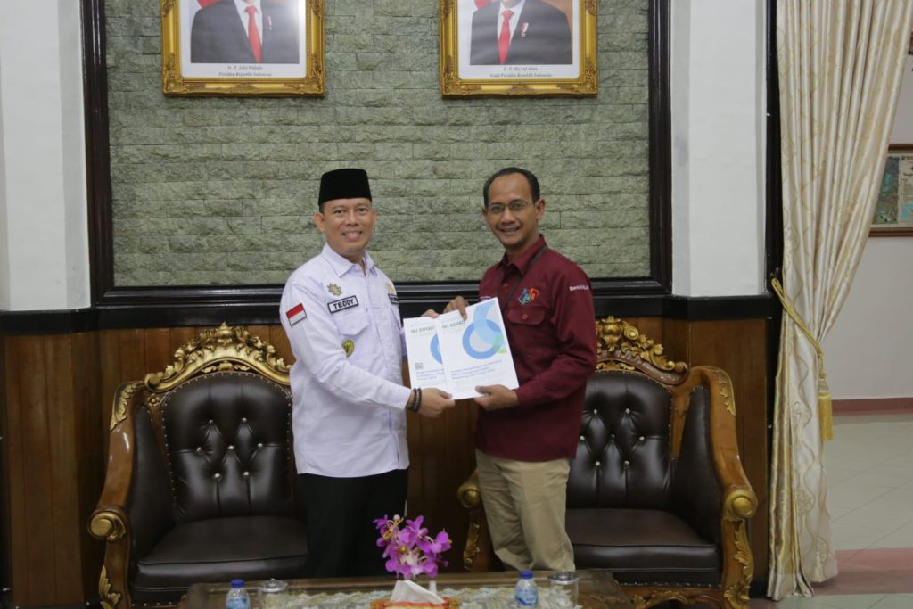 Kepala BPS OKU Mukti Riadi SST MSi saat melakukan audiensi dengan Pj Bupati OKU H Teddy Meilwansyah SSTP MM MPd pendopo rumah dinas Bupati OKU, Selasa (27/12/2022). Foto dokumen Humas Pemkab OKU