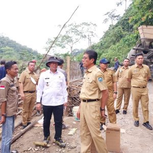 Pj Bupati Ogan Komering Ulu (OKU) H Teddy Meilwansyah SSTP MM MPd bersama Dinas terkait OKU meninjau secara progres pembangunan Jembatan Kisiran desa Gunung Meraksa. Foto dokumen Humas Pemkab OKU