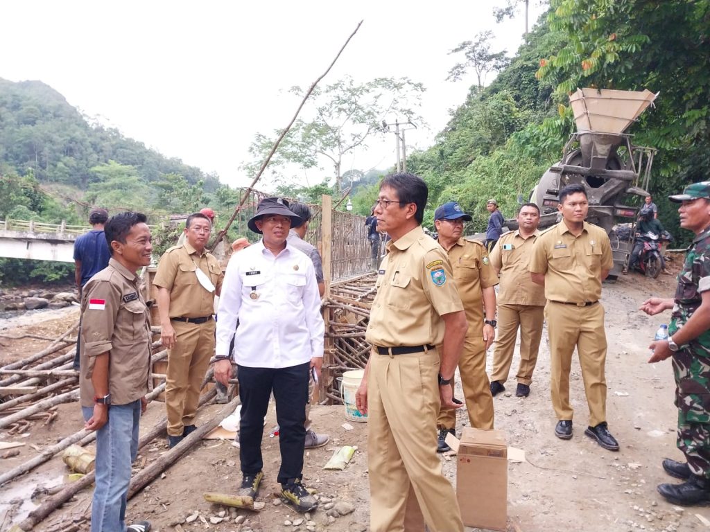 Pj Bupati Ogan Komering Ulu (OKU) H Teddy Meilwansyah SSTP MM MPd bersama Dinas terkait OKU meninjau secara progres pembangunan Jembatan Kisiran desa Gunung Meraksa. Foto dokumen Humas Pemkab OKU