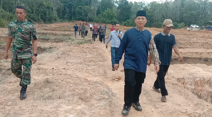 Pj Bupati OKU H Teddy Meiwansyah SSTP MM MPd didampingi Dandim 0403/OKU bersama Kelompok Pembudidaya Ikan  Mandiri Jaya Desa Marta Jaya Kecamatan Lubukraja OKU. Foto Kanalberita.id / Apriansyah