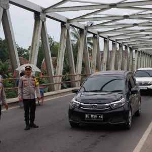 Kabag Ops Polres OKU Polda Sumsel Kompol Liswan Hanafis SH turun ke jalan untuk membantu personel Sat Lantas mengurai kemacetan di sepanjang jembatan Ogan 2 Baturaja. Selasa (27/12/2022). Foto dokumen polisi