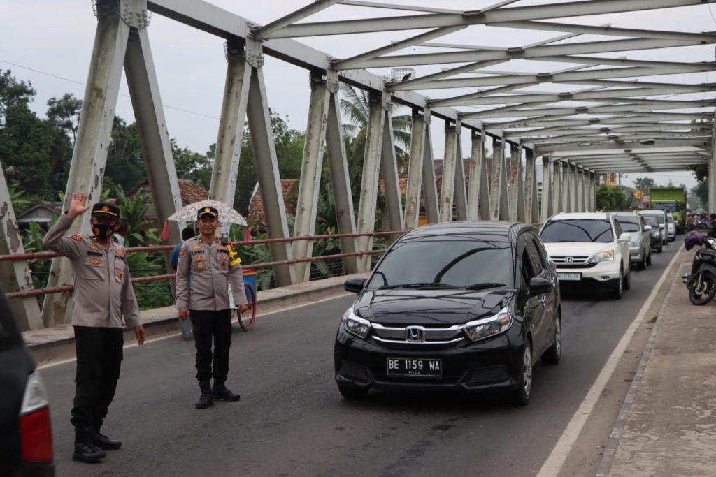 Kabag Ops Polres OKU Polda Sumsel Kompol Liswan Hanafis SH turun ke jalan untuk membantu personel Sat Lantas mengurai kemacetan di sepanjang jembatan Ogan 2 Baturaja. Selasa (27/12/2022). Foto dokumen polisi