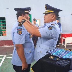 Kalapas Muaradua Kemenhumkan Sumsel Reza Yudhistira Kurniawan menyematkan tanda pangkat III B kepada Kasubsi Giatja Lapas Muaradua, Kresna Hadi Wibowo. Foto dokumen Lapas Muaradua.