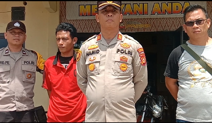 Kapolsek Baturaja Timur Polres OKU Polda Sumsel AKP  Hamid sh dan Kanit Reskrim Polsek Baturaja Timur Ipda Yendra Aprizal SH bersama tersangka yang berhasil diamankan. Foto Kanalberita.id / Apriansyah