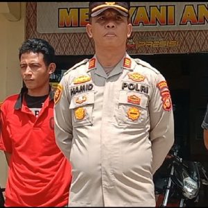 Kapolsek Baturaja Timur Polres OKU Polda Sumsel AKP Hamid sh dan Kanit Reskrim Polsek Baturaja Timur Ipda Yendra Aprizal SH bersama tersangka yang berhasil diamankan. Foto Kanalberita.id / Apriansyah